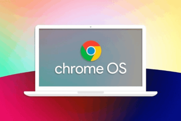 ilustrando artigo sobre o que é Chrome OS, um notebook branco exibe na tela do monitor o logotipo do google com os dizeres "Chrome OS"