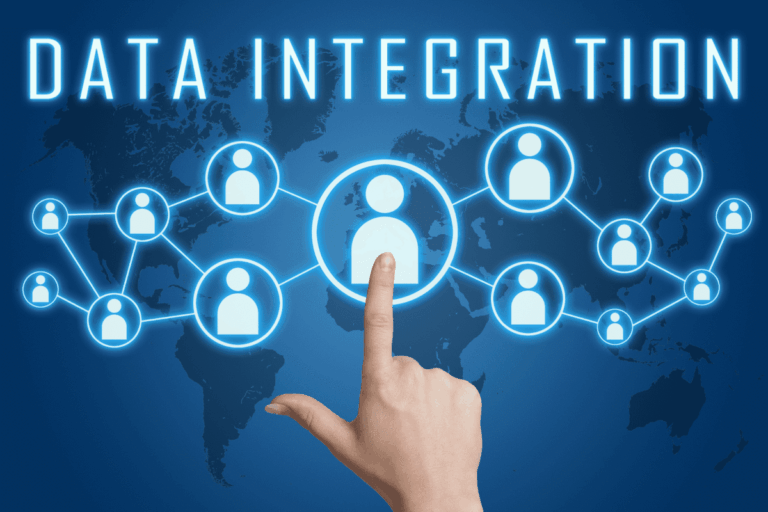 imagem de vários ícones de informação interligados entre si, mostrados por mão humana caucasiana e com os dizeres "data integration" em fonte neon azul ilustra artigo sobre o que é integração de dados.