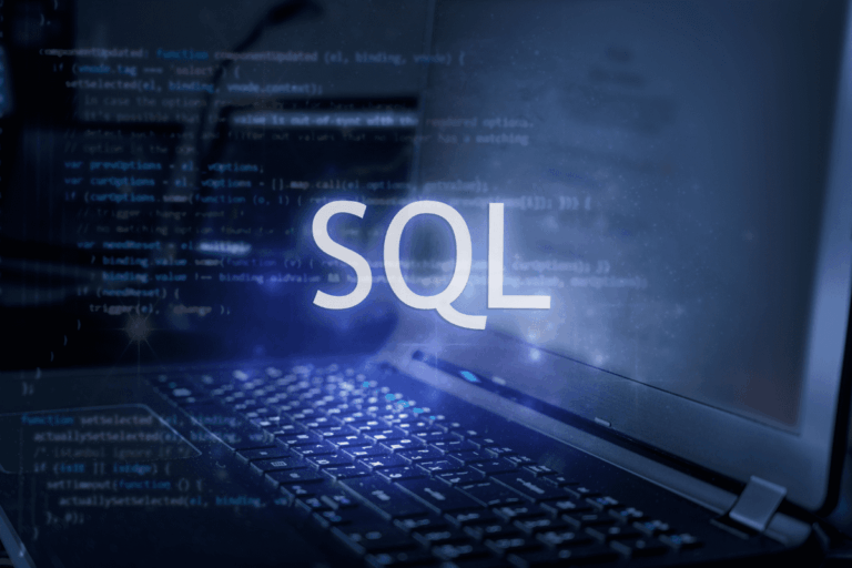 Ilustração representando artigo sobre Microsoft SQL Server através de um notebook aberto, em perfil; nele, o fundo de tela é escuro, com códigos de programação, e em primeiro plano vemos a inscrição SQL em letras brancas.