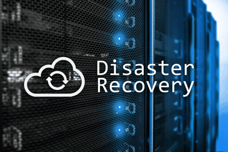 ilustrando artigo sobre recuperação de desastres na nuvem, vemos no plano de fundo uma rede de servidores; em primeiro plano, um ícone de nuvem e os dizeres "disaster recovery" em letras brancas.