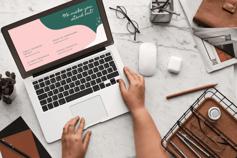 mulher digitando em Macbook em mesa de escritório ilustra artigo sobre VPN Mac e segurança de dispositivos.