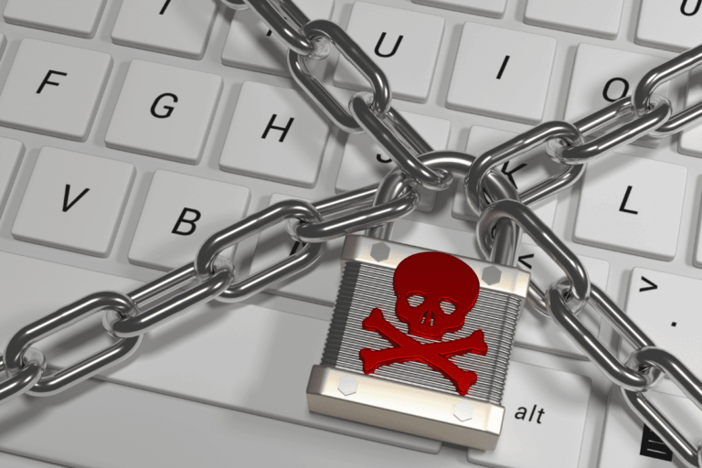 corrente e cadeado com caveira vermelha "prendendo" um teclado de computador ilustra artigo sobre como detectar ransomware