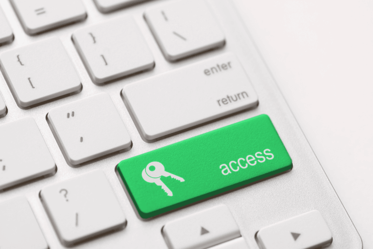 ilustrando artigo sobre permissões e acessos no SharePoint, temos um teclado de computador com uma tecla verde destacada contendo o texto 'access' e o ícone de uma chave, representando o conceito de acesso seguro e gerenciamento de permissões.