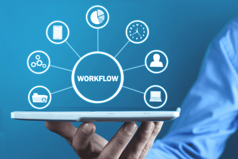 ilustrando artigo sobre gestão de documentos no SharePoint temos uma imagem de mão segurando um tablet com ilustrações digitais de um fluxo de trabalho conectando diferentes ícones, como gráficos, relógio, pessoas e pastas, representando a organização e a automação de processos. Fundo azul claro.