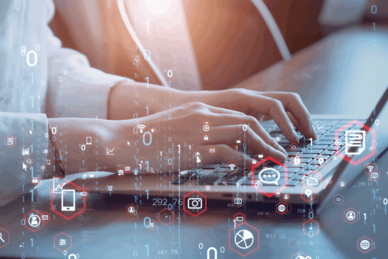 mãos digitando em um teclado de laptop, com ícones de tecnologia digital sobrepostos, representando dados, comunicação, nuvem e outros conceitos digitais. A imagem simboliza a transformação digital, com elementos de tecnologia flutuando no espaço ao redor do teclado.