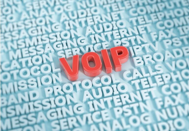 Representando o que é um telefone VoIP e como ele funciona, a imagem mostra, sobre fundo azul claro, várias palavras escritas no mesmo tom, mas em letras 3D, distribuídas em linhas contínuas preenchendo toda a imagem, com uma delas maior, centralizada, em destaque e na cor vermelha, escrito VOIP.