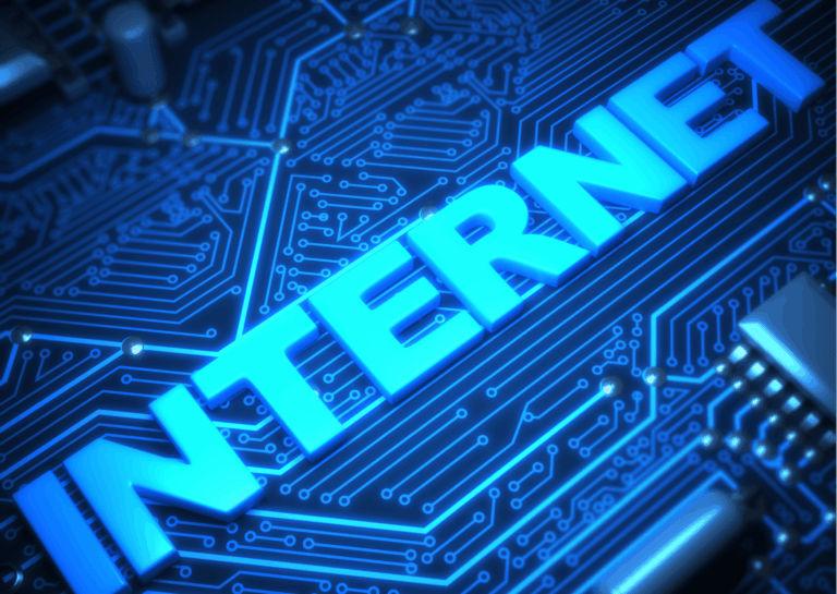 Sobre fundo de placa de rede feita em preto e linhas azuladas, está o escrito internet, disposto na transversal, de uma ponta a outra da imagem, representando como melhorar o sinal da rede de internet com Access Point.