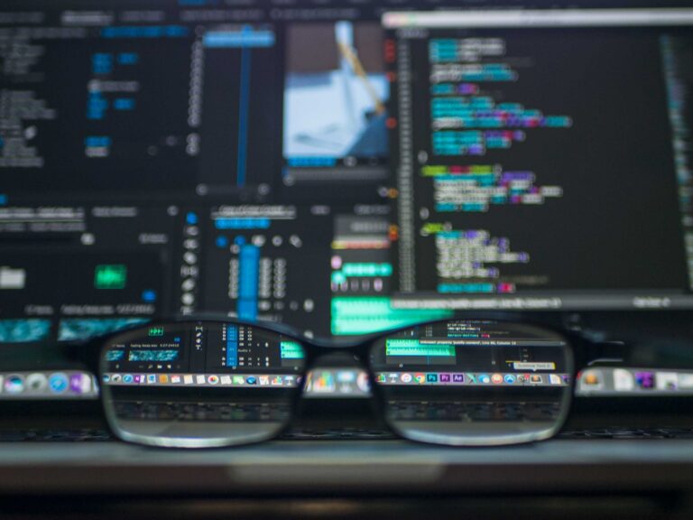 óculos na frente do computador para falar sobre engenharia social